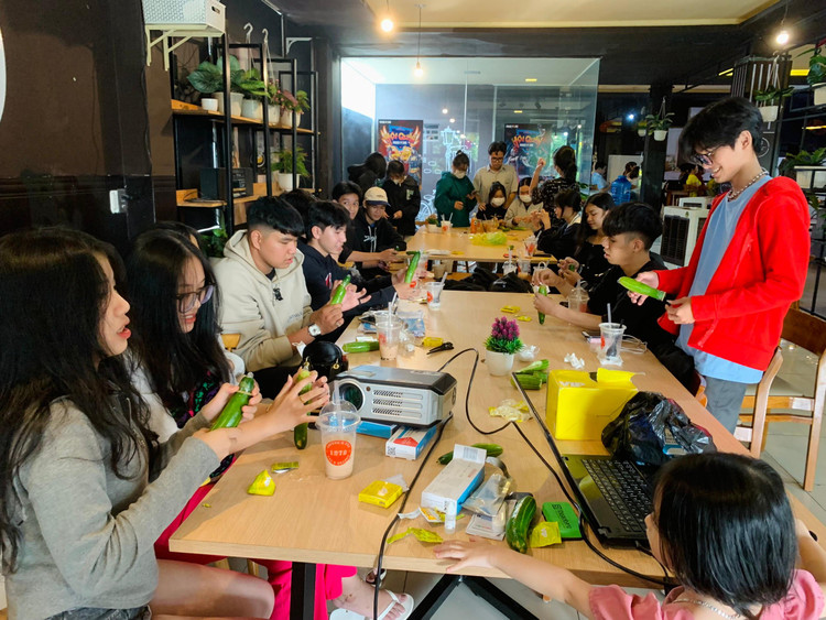 Hoạt động truyền thông hướng dẫn sử dụng BCS cho các bạn học sinh, sinh viên tại các quán trà sữa, cà phê.