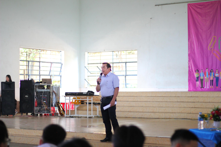 BS Nguyễn Xuân Quang, trung tâm CDC Đồng Nai chia sẻ các kiến thức về ma túy, HIV cho các bạn học sinh.