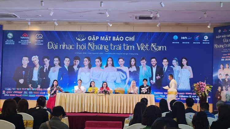 Họp báo chia sẻ về chương trình.