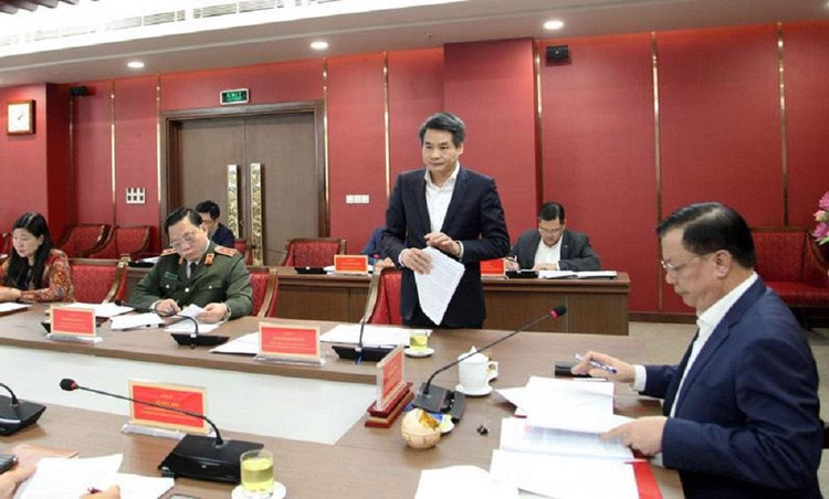 Trưởng ban Nội chính Thành ủy Nguyễn Quang Đức trình bày báo cáo tại cuộc họp.