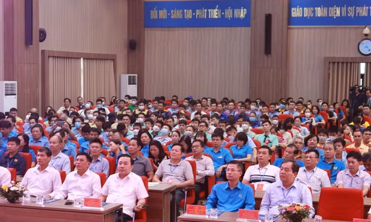 Đại biểu và đông đảo cán bộ Công đoàn, thí sinh, CNLĐ dự lễ khai mạc.