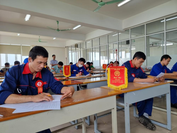 Các thí sinh tập trung hoàn thành tốt phần thi lý thuyết của mình.