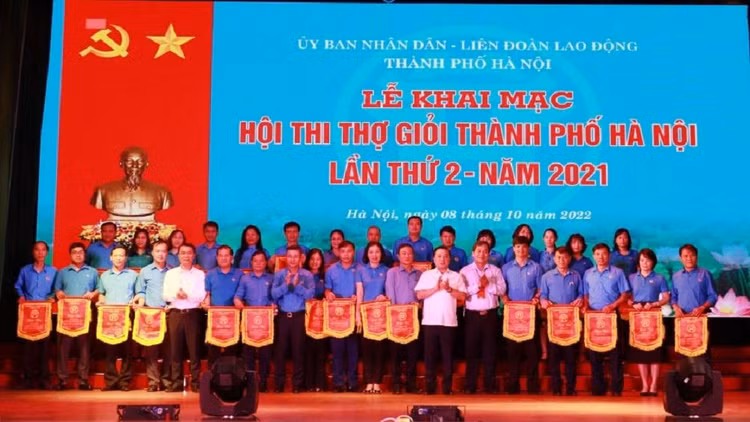 Phó Chủ tịch UBND Thành phố Hà Nội Chử Xuân Dũng và Chủ tịch LĐLĐ thành phố Hà Nội Nguyễn Phi Thường trao cờ lưu niệm cho các đội tham gia Hội thi.