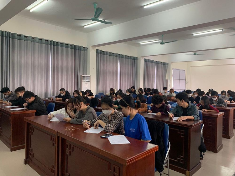 Các em sinh viên thích thú với khóa tập huấn.