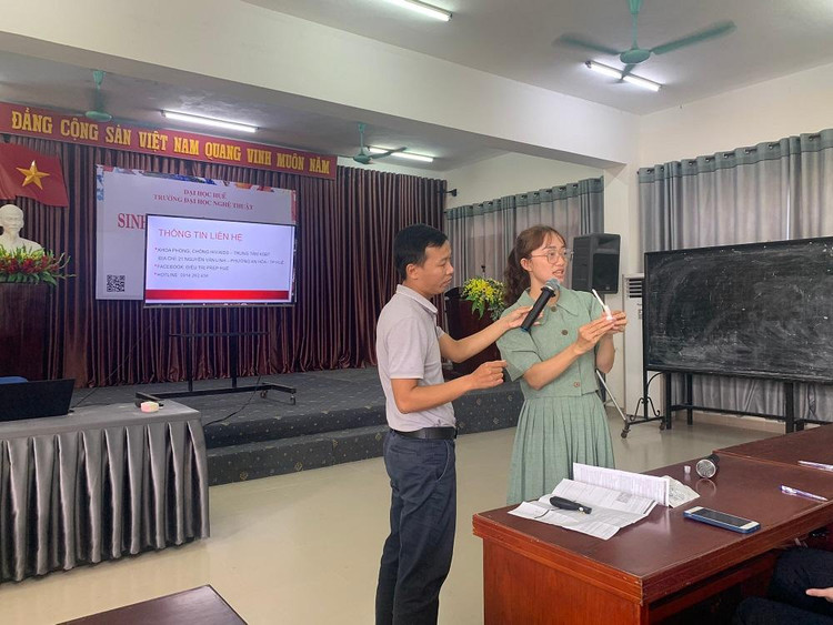 Cán bộ Khoa Phòng, chống HIV/AIDS - Trung tâm Kiểm soát bệnh tật tỉnh Thừa Thiên Huế chia sẻ về HIV/AIDS.