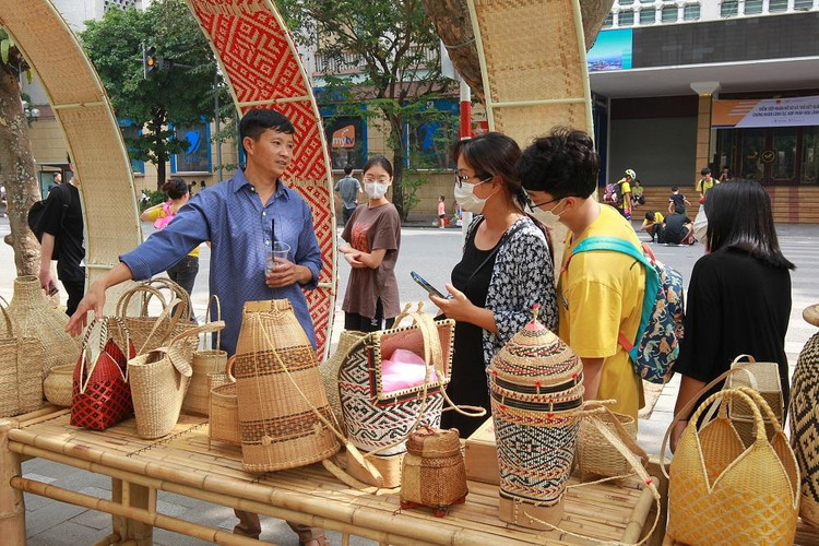 Khu trưng bày, giới thiệu hàng trăm sản phẩm thiết kế sáng tạo dựa trên tri thức dân gian.