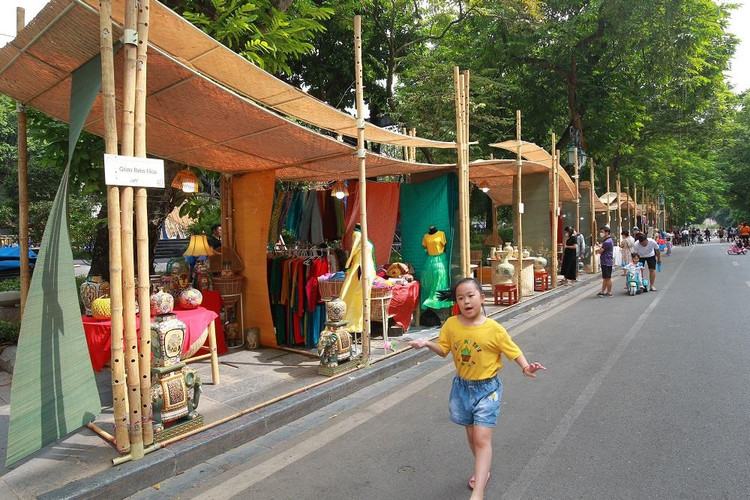 Sáng tạo trong không gian xung quanh phố đi bộ hồ Hoàn Kiếm.