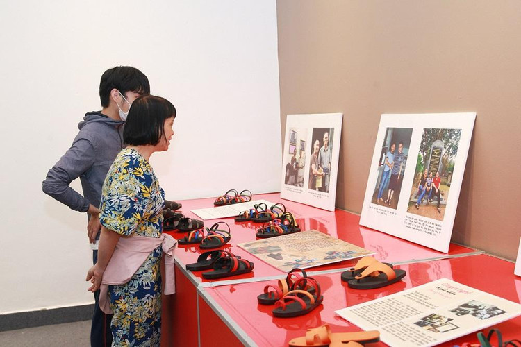 Du khách thích thú khám phá câu chuyện về dép lốp huyền thoại của Việt Nam.