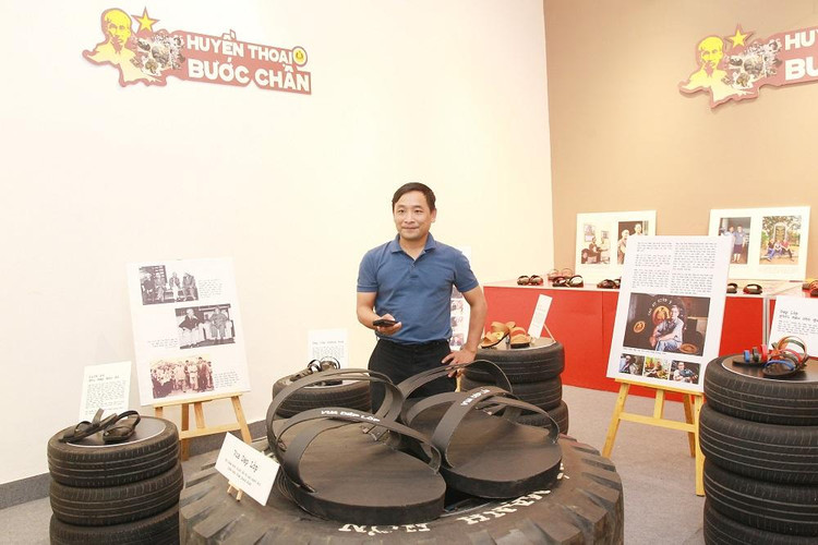 Không gian trưng bày về "huyền thoại" dép lốp tại Nhà triển lãm 93 Đinh Tiên Hoàng.