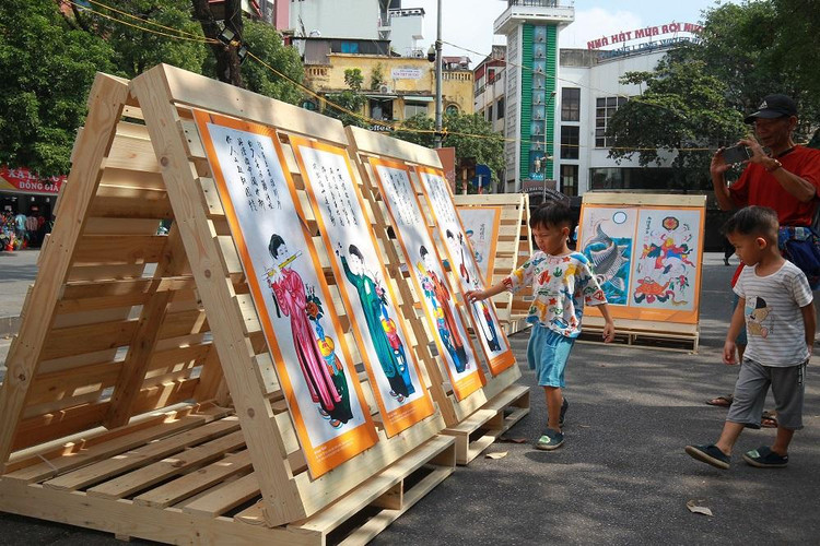 Khám phá tranh dân gian truyền thống.