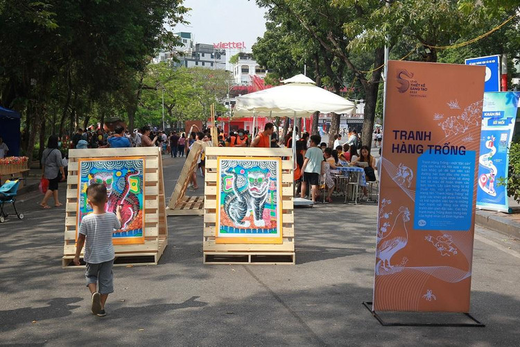 Trưng bày tranh hàng Trống.