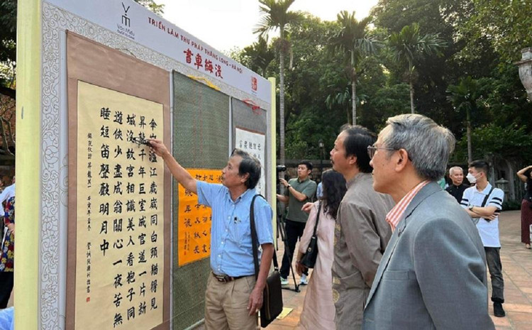 Triển lãm được nhiều nhà khoa học quan tâm.