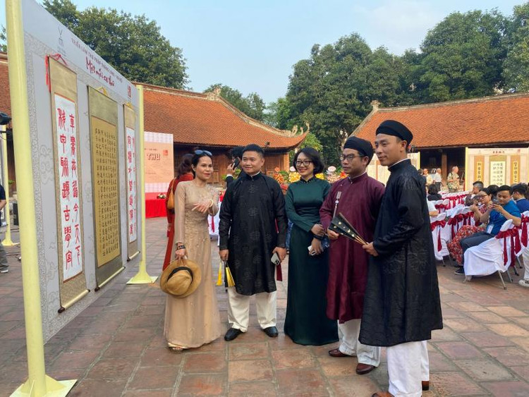 Thế hệ trẻ yêu thư pháp tham quan triển lãm.