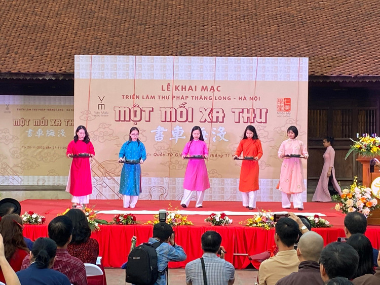 Trình diễn thư pháp.