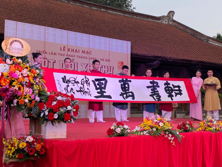 Tác phẩm thư pháp hoàn thành tại triển lãm.