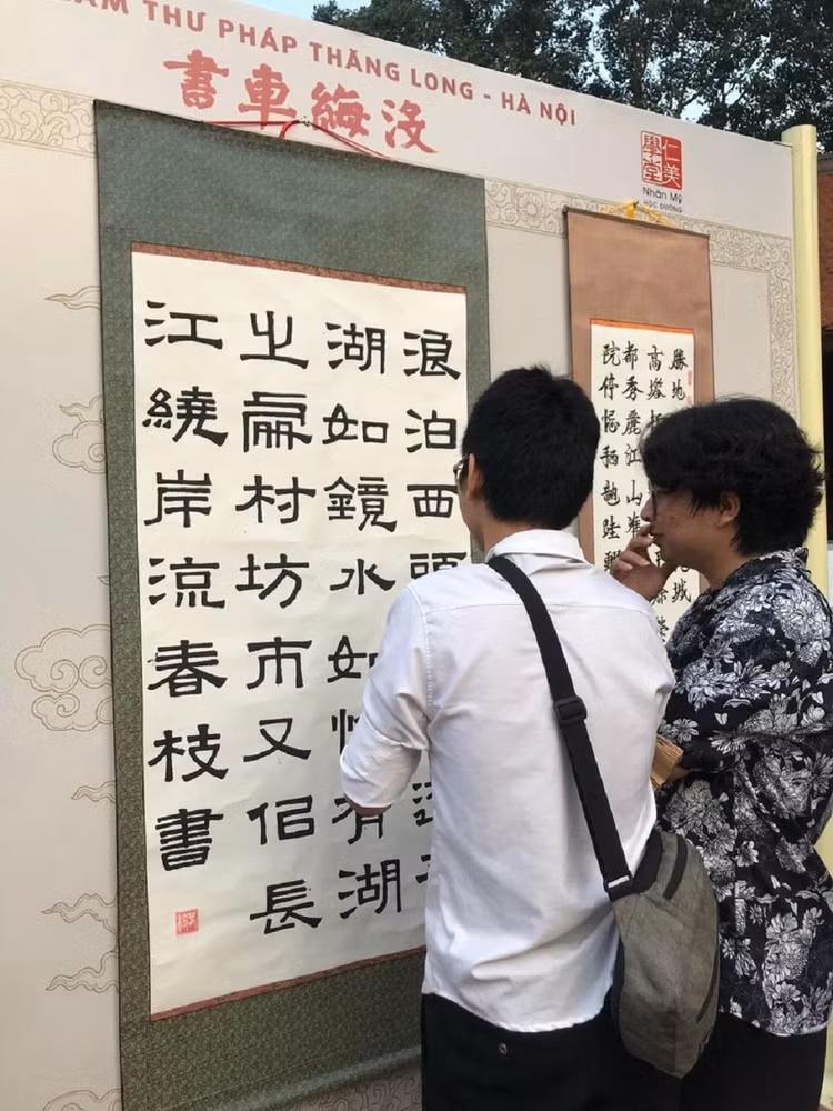 Nhiều bạn trẻ tò mò hứng thú với thư pháp.