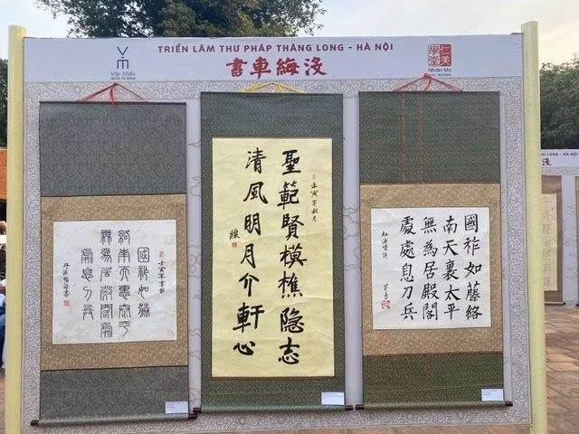 Các tác phẩm thư pháp trưng bày tại triển lãm.
