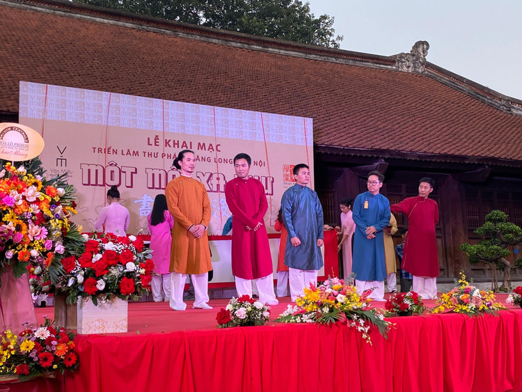 4 tác giả tiêu biểu trình diễn thư pháp tại triển lãm.