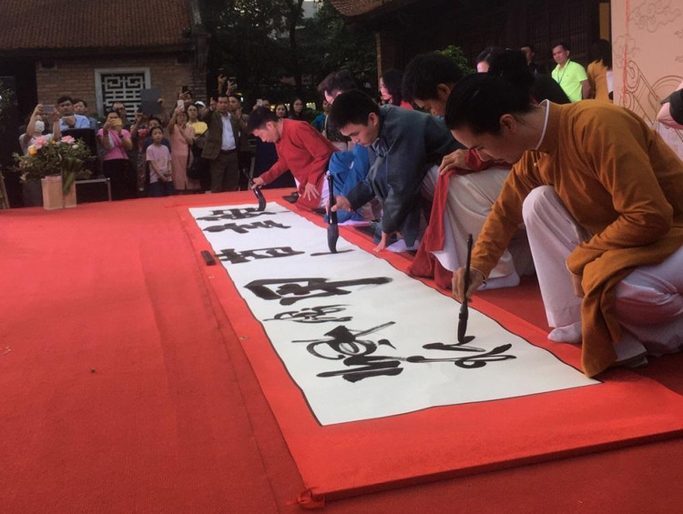 Trình diễn viết thư pháp.