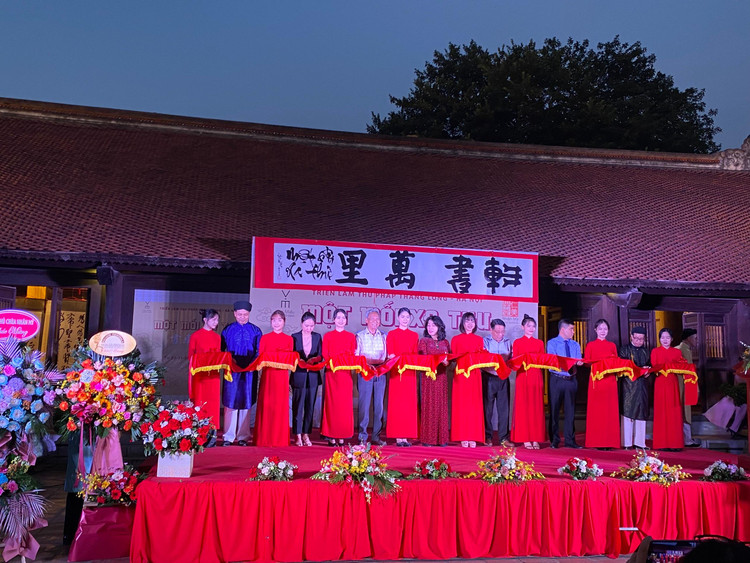 Cắt băng khai mạc triển lãm.