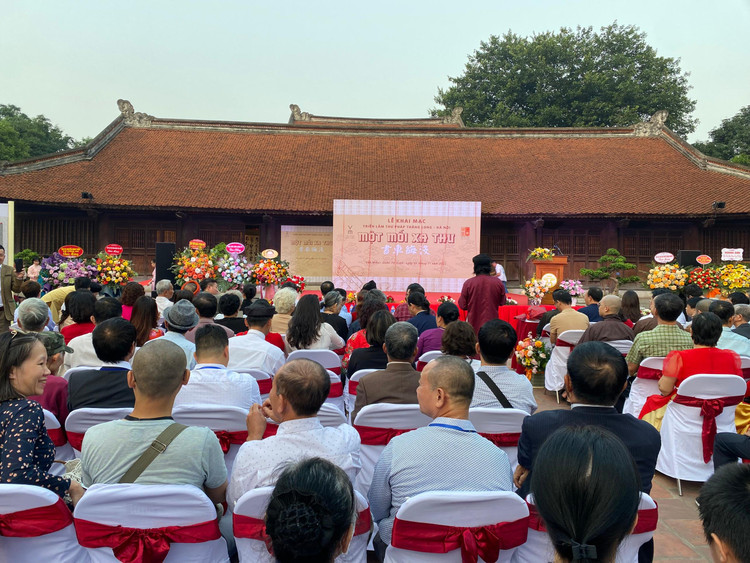 Hàng trăm người yêu mến thư pháp hội tụ tại triển lãm.