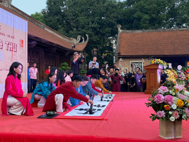 Các tác giả trình diễn viết thư pháp.