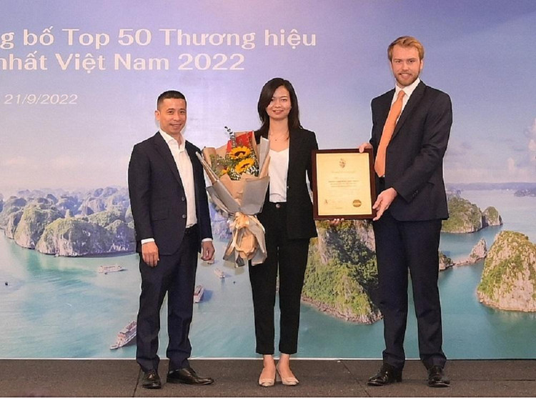 Đại diện Brand Finance trao giấy chứng nhận cho đại diện Viettel tại sự kiện công bố Top 50 thương hiệu giá trị nhất Việt Nam 2022.