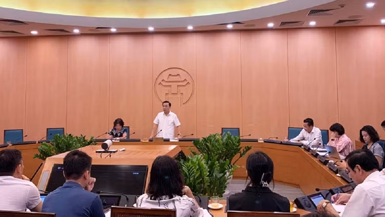 Phó Chủ tịch UBND thành phố Hà Nội Chử Xuân Dũng chỉ đạo tại cuộc họp.