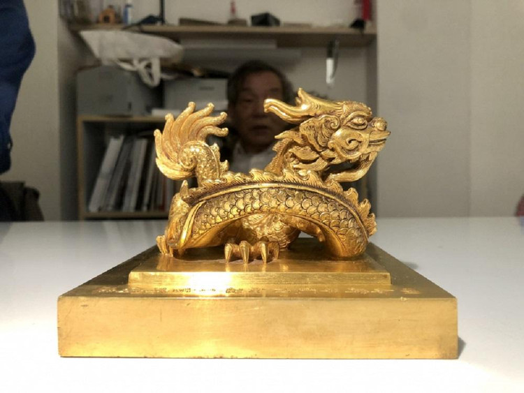 Ấn vàng “Hoàng đế chi bảo”.