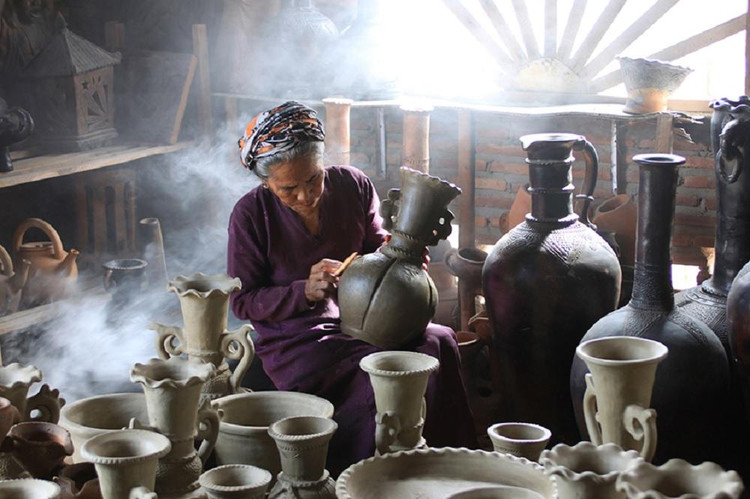 Nghệ thuật làm gốm của người Chăm là di sản văn hóa phi vật thể thứ 15 của Việt Nam được ghi danh vào các danh sách của UNESCO.