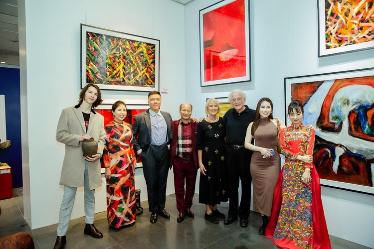 Bạn bè quốc tế đến tham quan triển lãm.