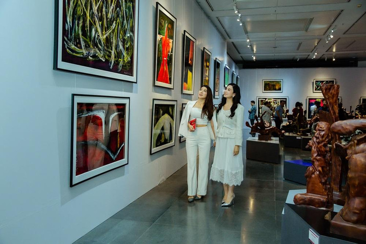 Hơn 300 bức tranh sơn mài, sơn dầu và hơn 100 tượng điêu khắc cho thấy sức sáng tạo &quot;khổng lồ&quot; của họa sỹ Ngô Xuân Bính.