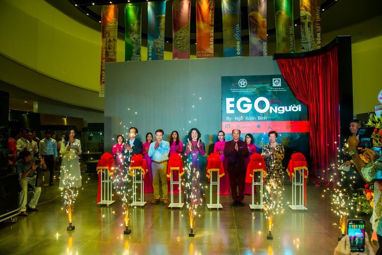 Đại diện Bộ VHTTDL và Sở VHTT thành phố Hà Nội cùng họa sĩ cắt băng khai mạc triển lãm.