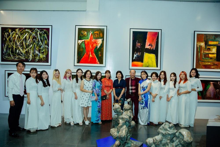 Họa sĩ Ngô Xuân Bính chụp ảnh lưu niệm cùng người hâm mộ.