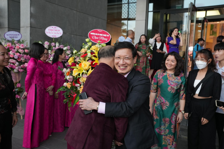 Họa sĩ Ngô Xuân Bính nồng nhiệt cảm ơn sự yêu mến của bạn bè và người hâm mộ.