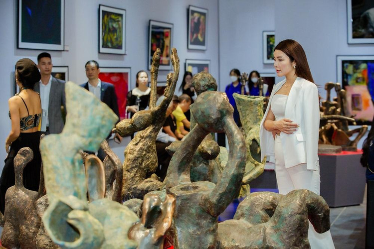 Diễn viên Á hậu Yan My trầm trồ trước sự sáng tạo của họa sĩ.