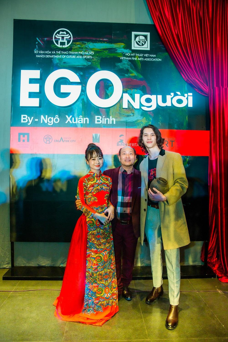 Con trai và con gái của Họa sĩ Ngô Xuân Bính chúc mừng triển lãm.