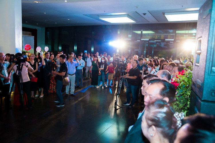 Rất đông người hâm mộ Võ sư - Giáo sư y học dân tộc - Họa sĩ Ngô Xuân Bính tới dự triển lãm.