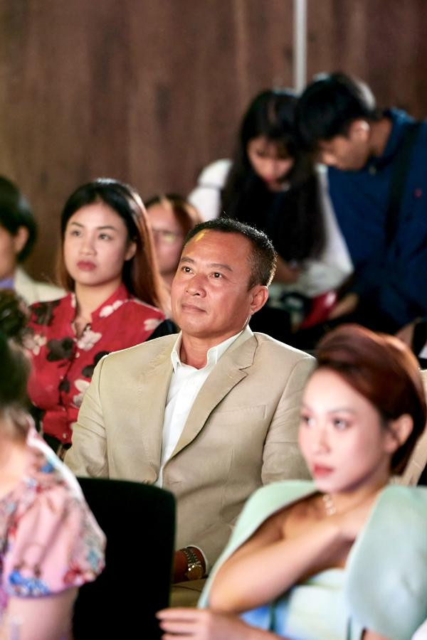 Doanh nhân Lê Thiện, ông xã Vy Oanh, theo dõi vợ từ hàng ghế khán giả.