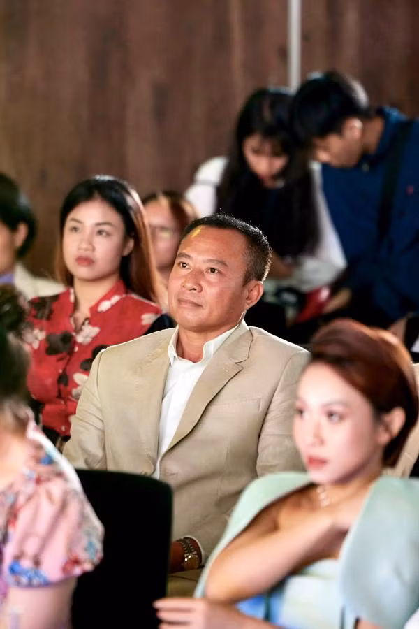 Doanh nhân Lê Thiện, ông xã Vy Oanh, theo dõi vợ từ hàng ghế khán giả.