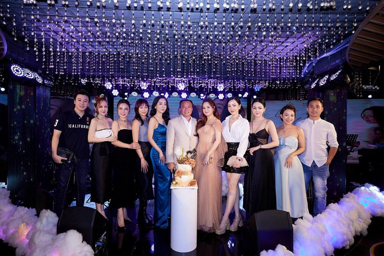 Ca sĩ Vy Oanh nhận lời chúc mừng từ đông đảo bạn bè thân thiết và nhóm fan yêu mến.