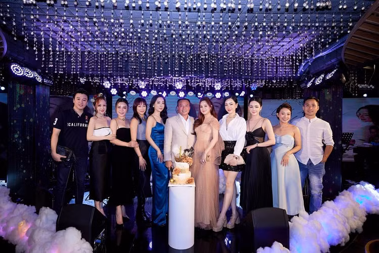 Ca sĩ Vy Oanh nhận lời chúc mừng từ đông đảo bạn bè thân thiết và nhóm fan yêu mến.