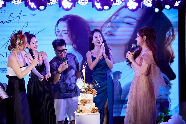 Ca sĩ Vy Oanh đón nhận sự chúc mừng của bạn bè.