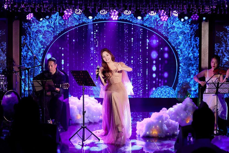 Vy Oanh được xem là một trong những nữ nghệ sĩ “đa-zi-năng” của showbiz Việt.