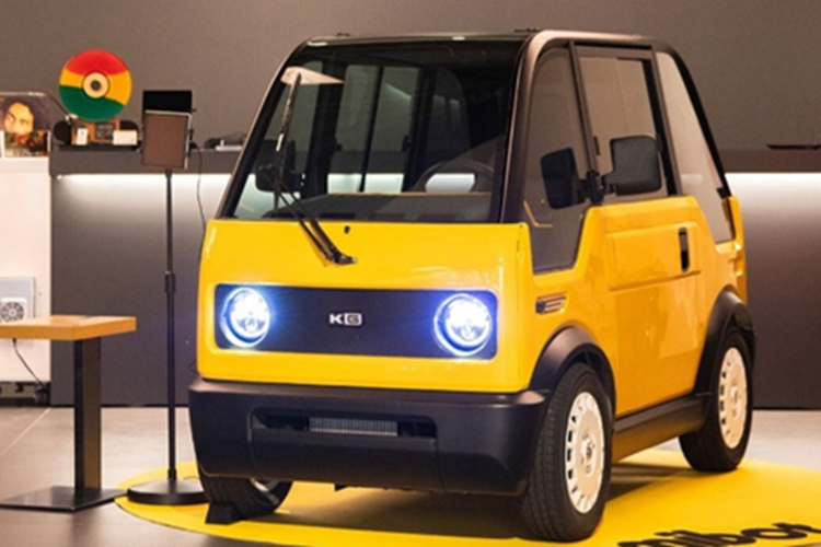 Xe có thể đạt tốc độ tối đa 60 km/h, đủ cho các hành trình ngắn trong nội đô. Xe được trang bị bộ pin 7,68 kWh, có thể sạc đầy trong khoảng 5 giờ qua nguồn điện xoay chiều AC 100V, tương thích với hầu hết các ổ cắm dân dụng tại Nhật.