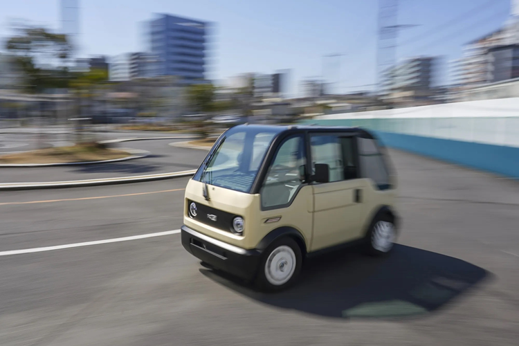 Phần còn lại khoảng 3.000 xe sẽ được phân phối ra thị trường quốc tế. Ông Kusunoki thừa nhận, công ty sẽ chịu lỗ ở lô hàng đầu tiên nhưng tin rằng sẽ có lãi từ đợt sản xuất thứ hai. Trong tương lai, KG Motors đặt mục tiêu nâng quy mô sản xuất lên 10.000 xe mỗi năm, đánh dấu bước đi chiến lược hướng đến dòng xe điện cá nhân siêu nhỏ, chi phí thấp.