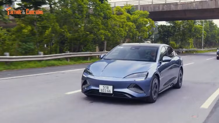 trai-nghiem-xe-dien-cong-suat-khung-523-ma-luc-byd-seal-performance-co-gi-mp4-snapshot-0114587.jpg