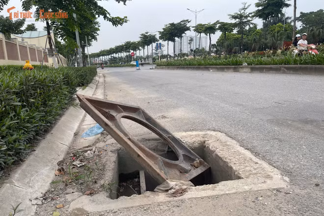 Nắp cống nhô cao gây nguy hiểm trên phố Phạm Tu, Hà Nội