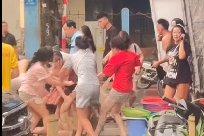 Công an xác minh nhóm người vây đánh đôi nam nữ giữa phố Hà Nội
