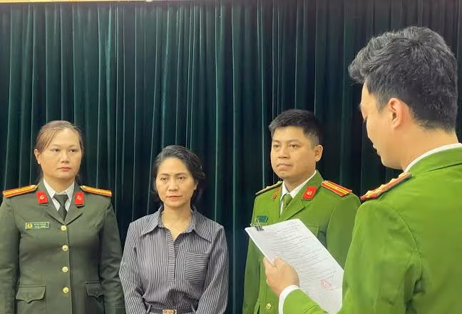 Show “Về đây bốn cánh chim trời” bể phút chót, nữ giám đốc hầu tòa
